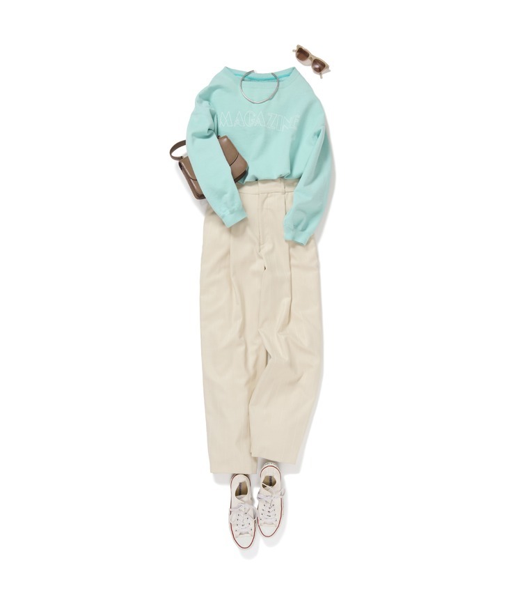 カラーロゴスウェット×テーパードパンツ