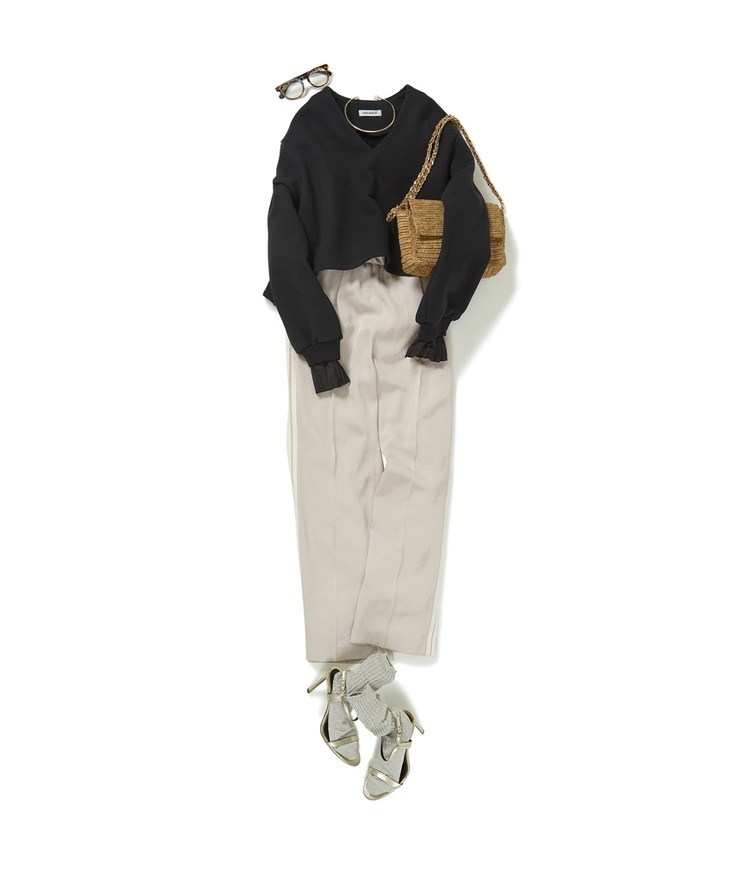 プリーツスリーブVネックスウェット×トラックラインパンツ×TONGASOA ARTISANAL/ラフィアチェーンバッグ×ラメイージーソックス