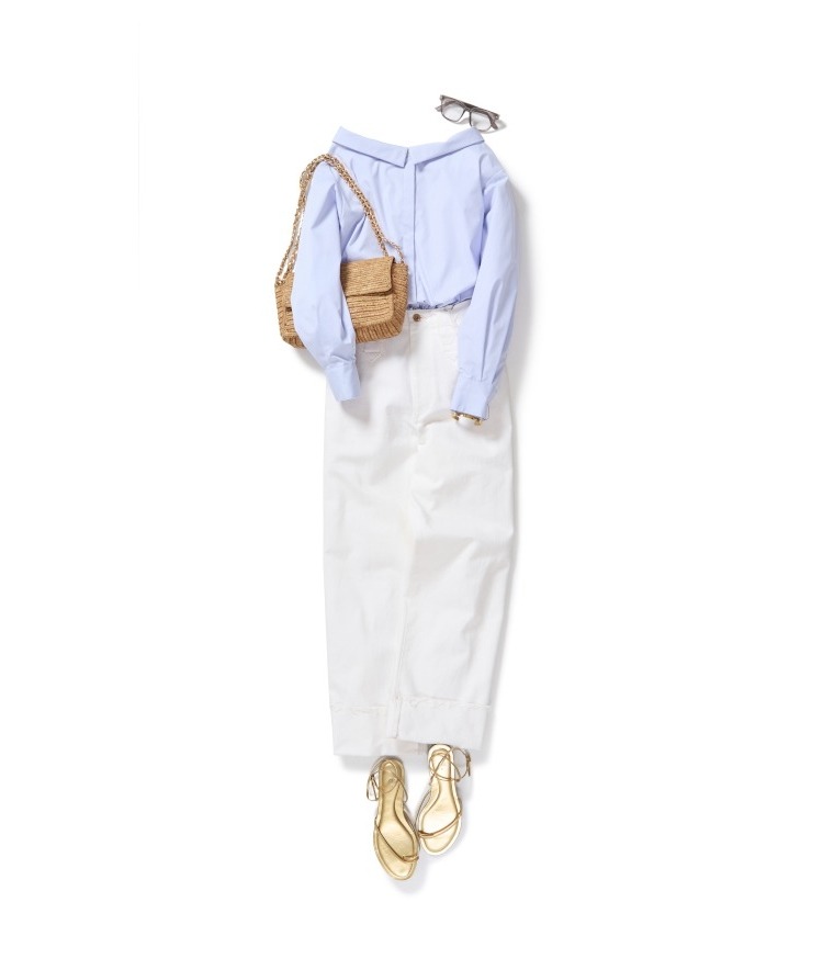 オフショルダーブラウス×KURO/ロールアップデニム×TONGASOA ARTISANAL/ラフィアチェーンバッグ