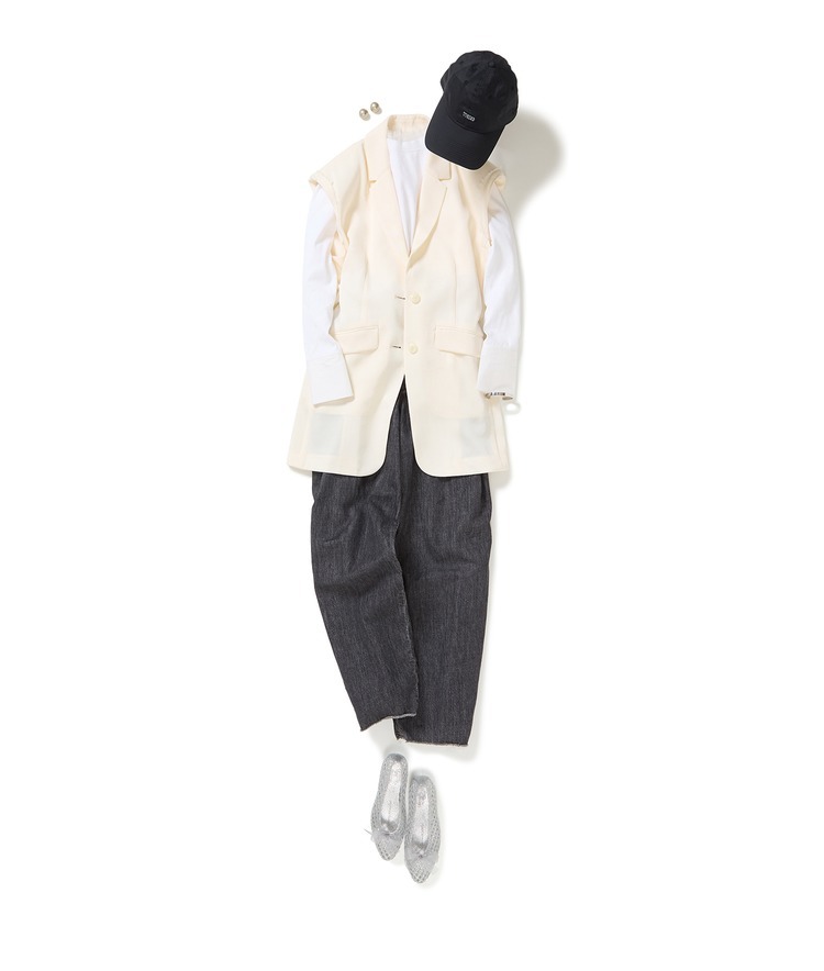 レーストリミングカットソー×ツイルロングジレ×デニムタックパンツ×【別注】NEW ERA/920LVES×HEAVENLY JELLY/別注シャイニーメッシュパンプス