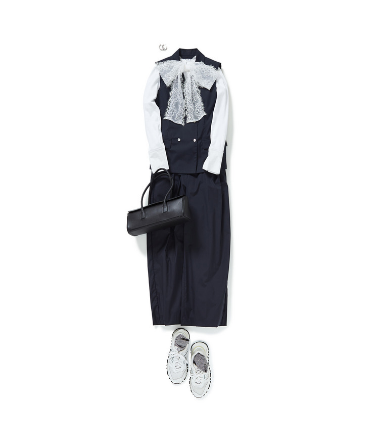 レースボウリブカットソー×スリーブレスジャケット×側章タックパンツ×BAGLLET/フロッタ-レザーフラップバッグ